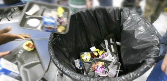 buang makanan ke tempat sampah